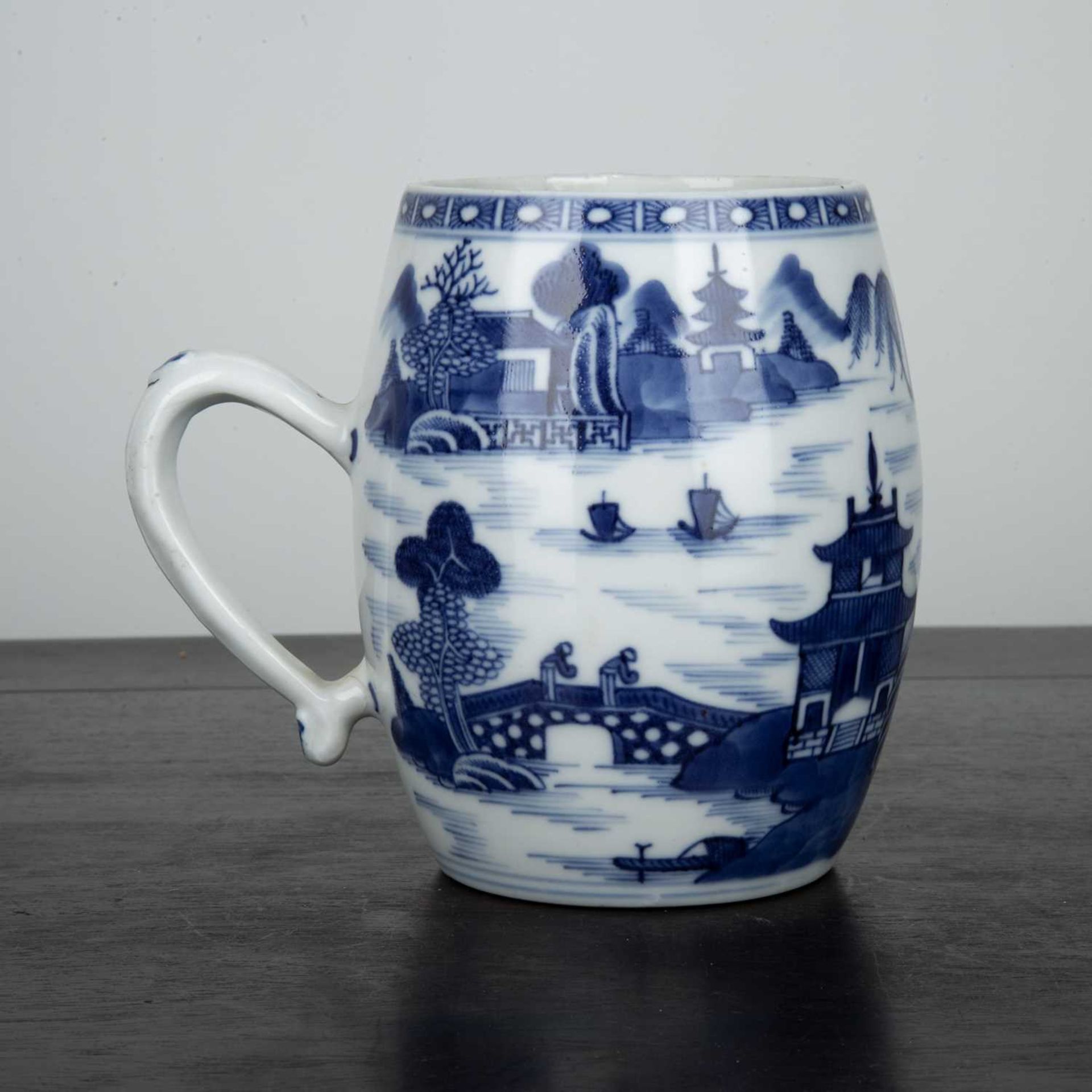 Blue and white barrel-shaped porcelain tankard Chinese, early 19th Century painted with a 'Willow - Bild 2 aus 3