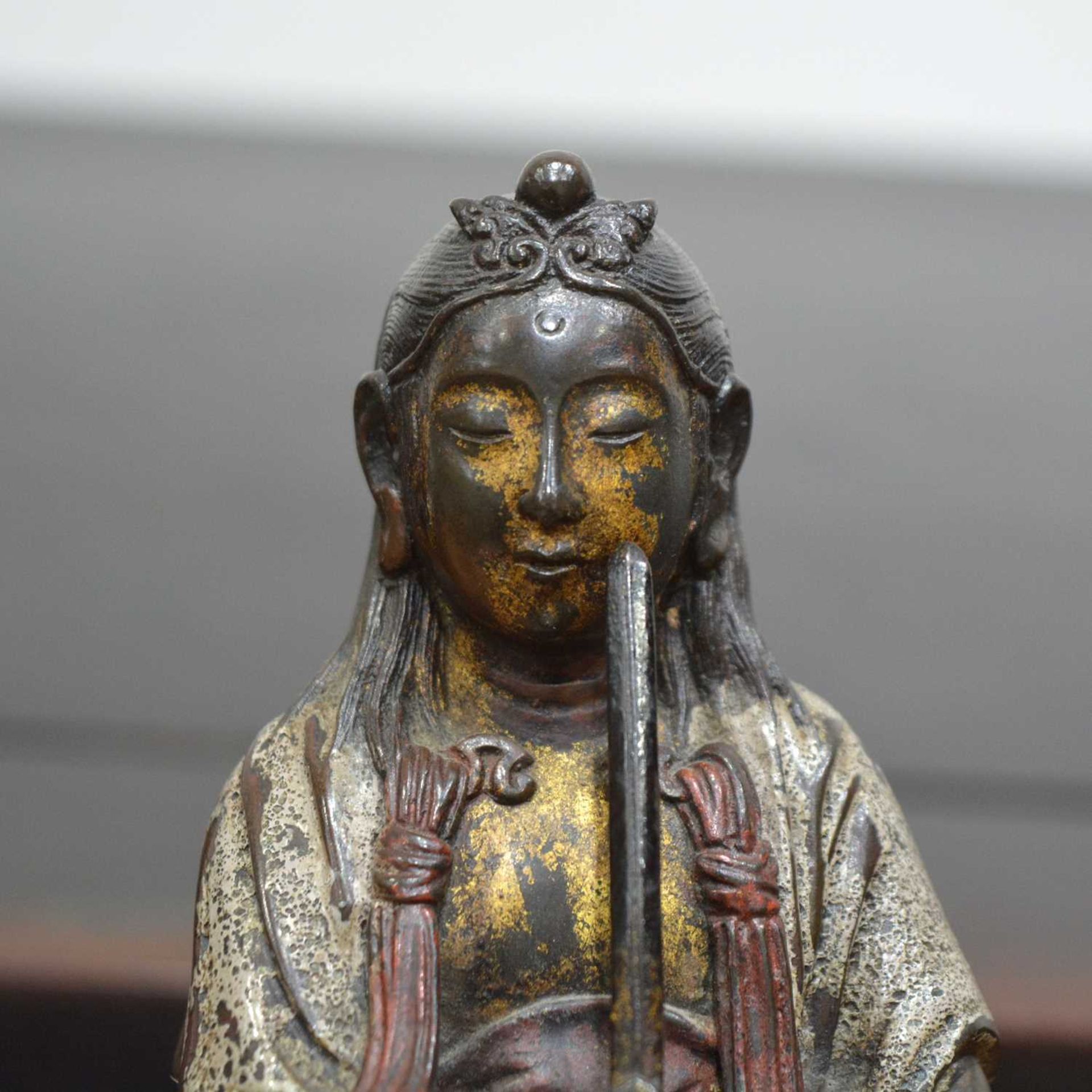 Bronze figure of a seated Boddhisattva Japanese, early Edo holding a sword in her right-hand - Image 5 of 6