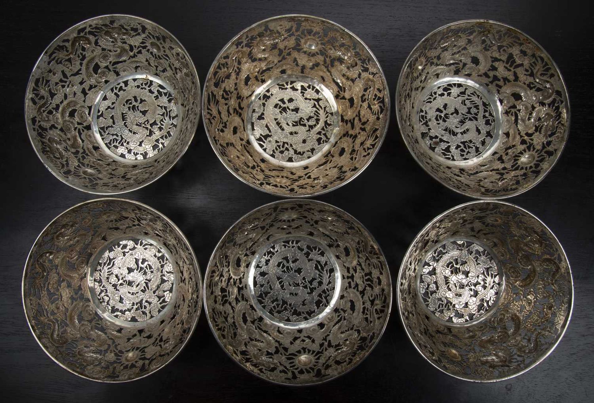 Set of six white metal/silver openwork bowls Chinese, circa 1900 each decorated with dragons chasing - Bild 2 aus 3