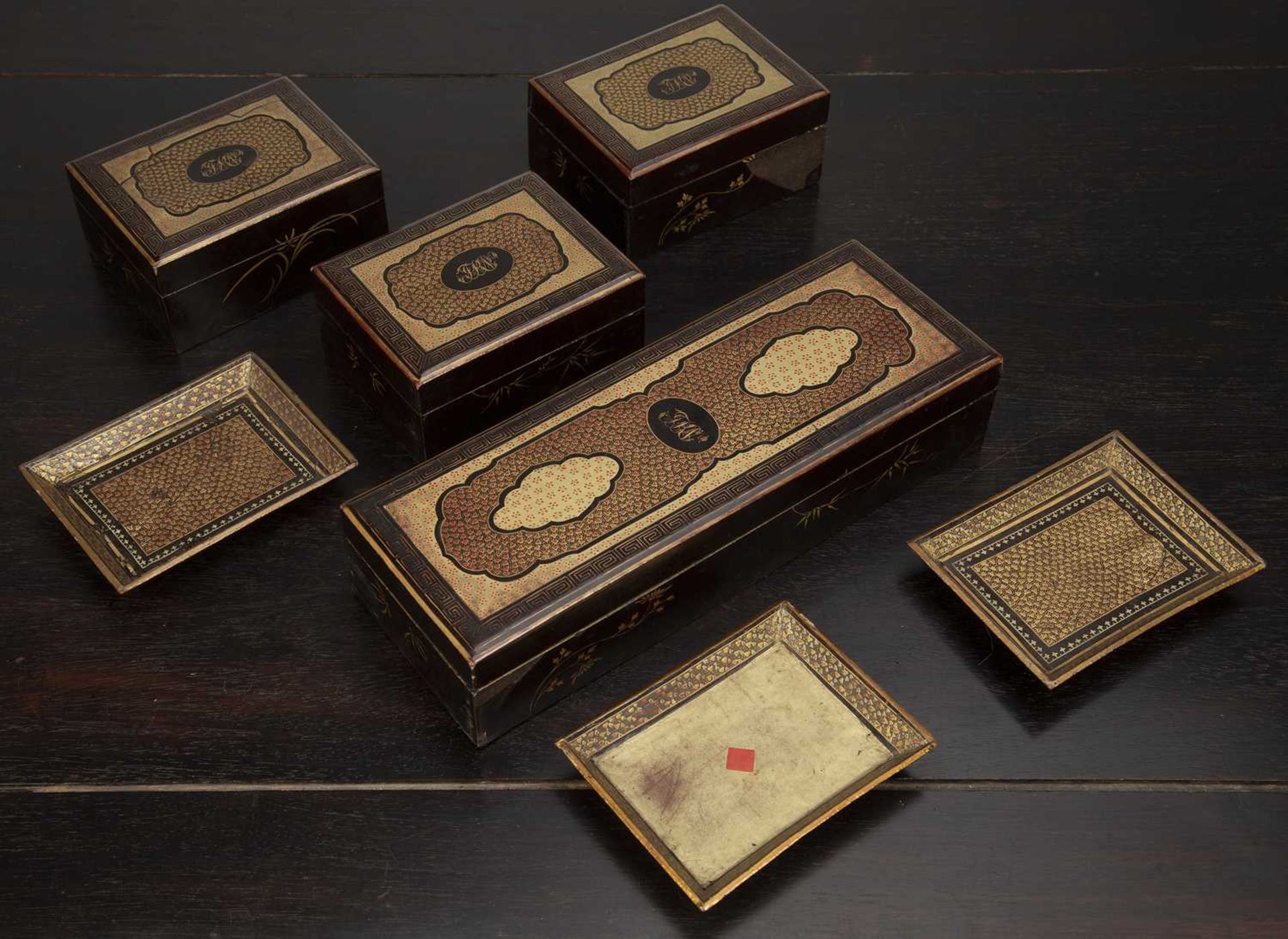 Collection of mother-of-pearl gaming counters and lacquer boxes and trays Chinese, 19th Century with - Bild 2 aus 11