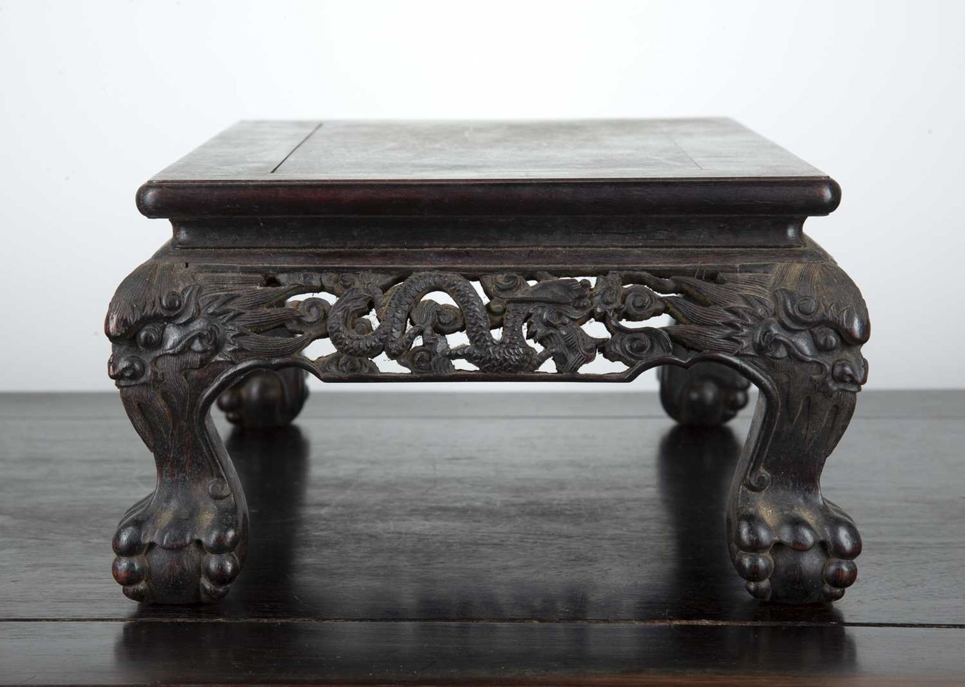 Hardwood rectangular table top stand Chinese, late 19th/ early 20th Century with carved dragon - Bild 4 aus 4