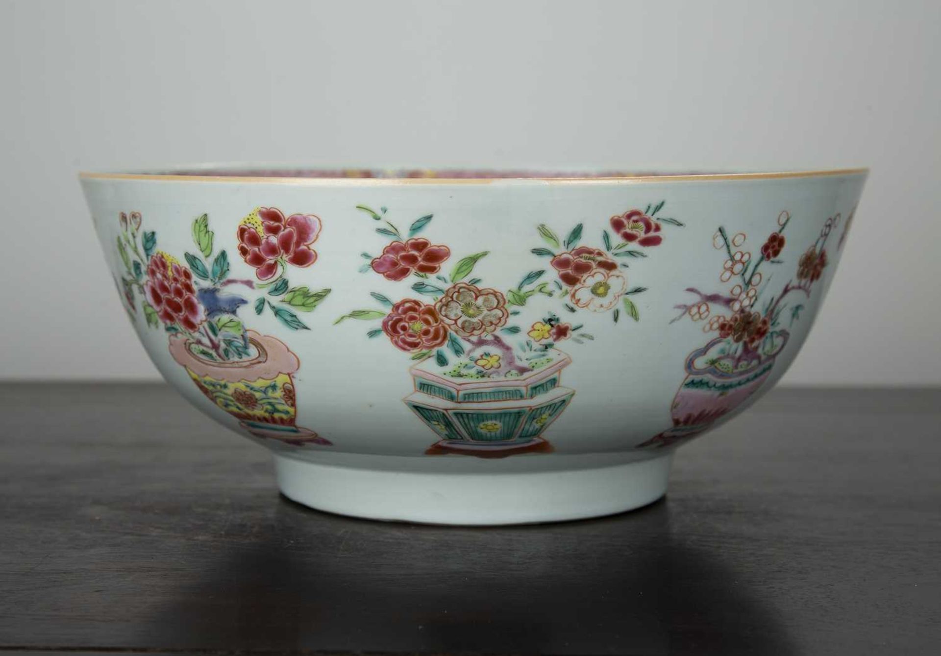 Famille rose bowl Chinese, 18th Century painted in enamels with baskets of flowers around the edge - Image 2 of 6
