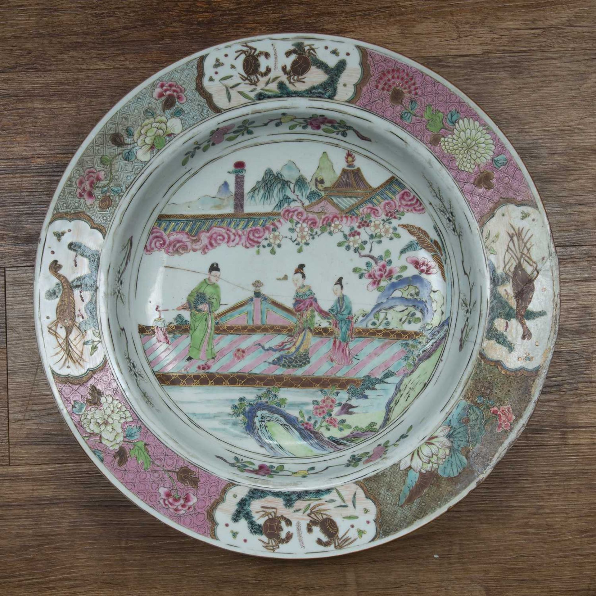 Large famille rose porcelain basin Chinese, 18th Century decorated to the centre depicting figures - Bild 2 aus 3