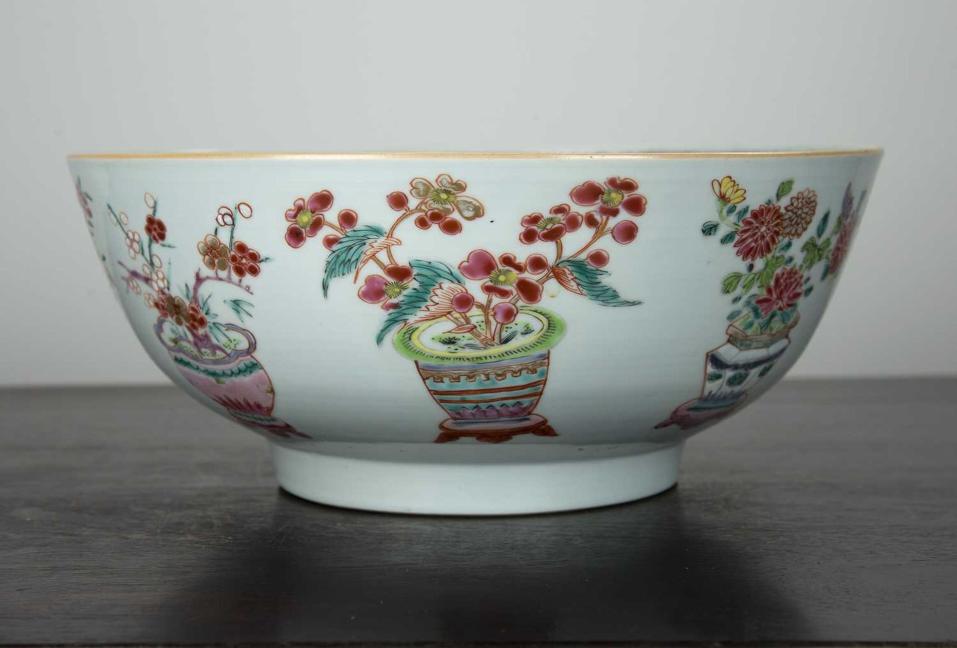 Famille rose bowl Chinese, 18th Century painted in enamels with baskets of flowers around the edge - Image 3 of 6