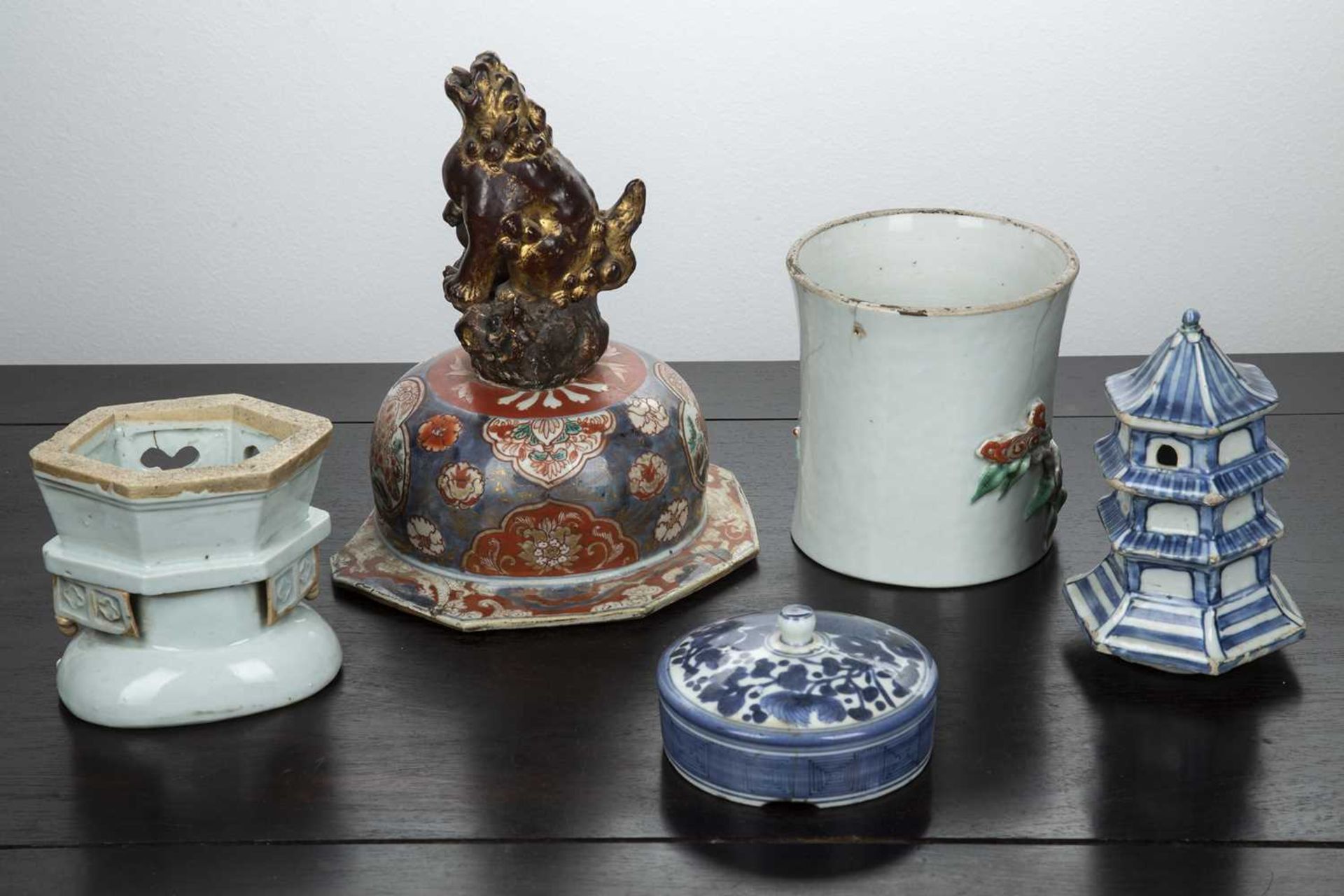 Group of porcelain Chinese and Japanese, 18th Century and later comprising of a large Imari lid - Image 2 of 2