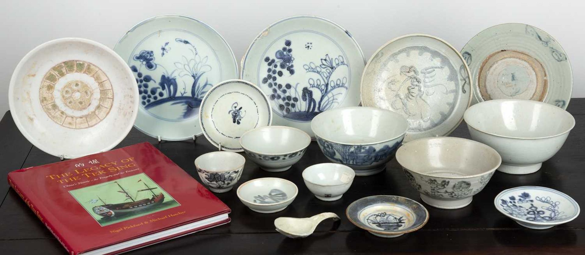 Collection of Tek Sing cargo porcelain Chinese, 19th Century including various bowls, tea bowls,