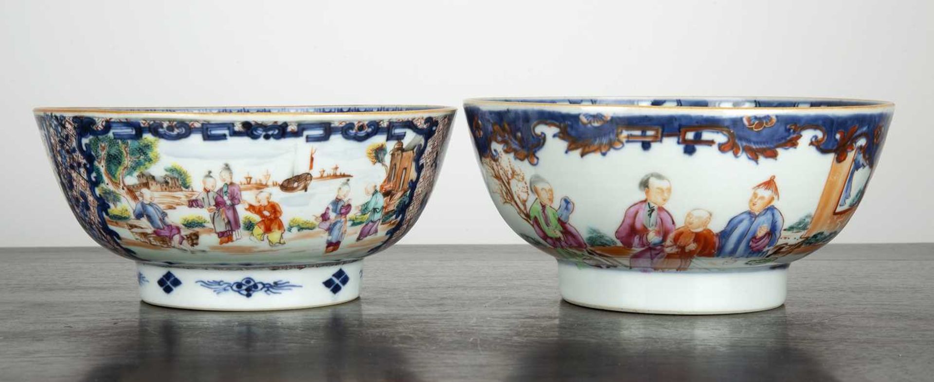 Two Mandarin porcelain bowls Chinese, late 18th Century each painted with panels of figures and - Bild 2 aus 4