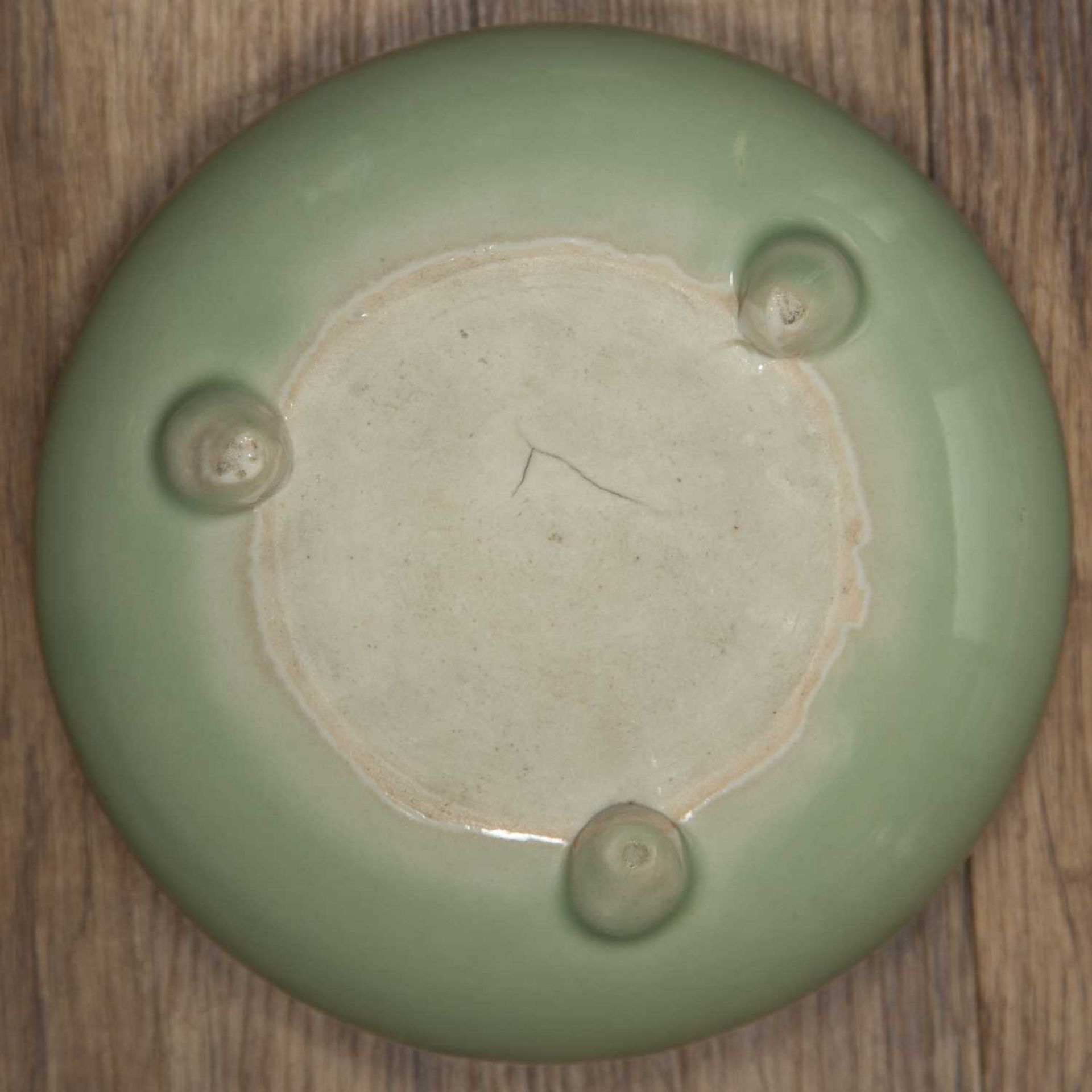 Plain celadon porcelain glazed shallow bowl Chinese, 18th/19th Century with inward turning rounded - Bild 3 aus 3