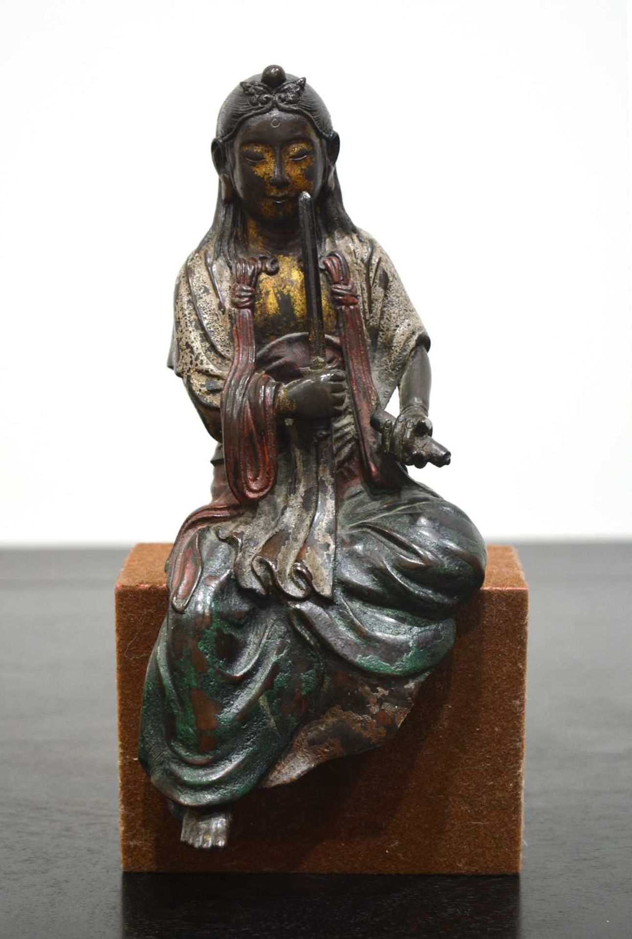 Bronze figure of a seated Boddhisattva Japanese, early Edo holding a sword in her right-hand - Image 2 of 6