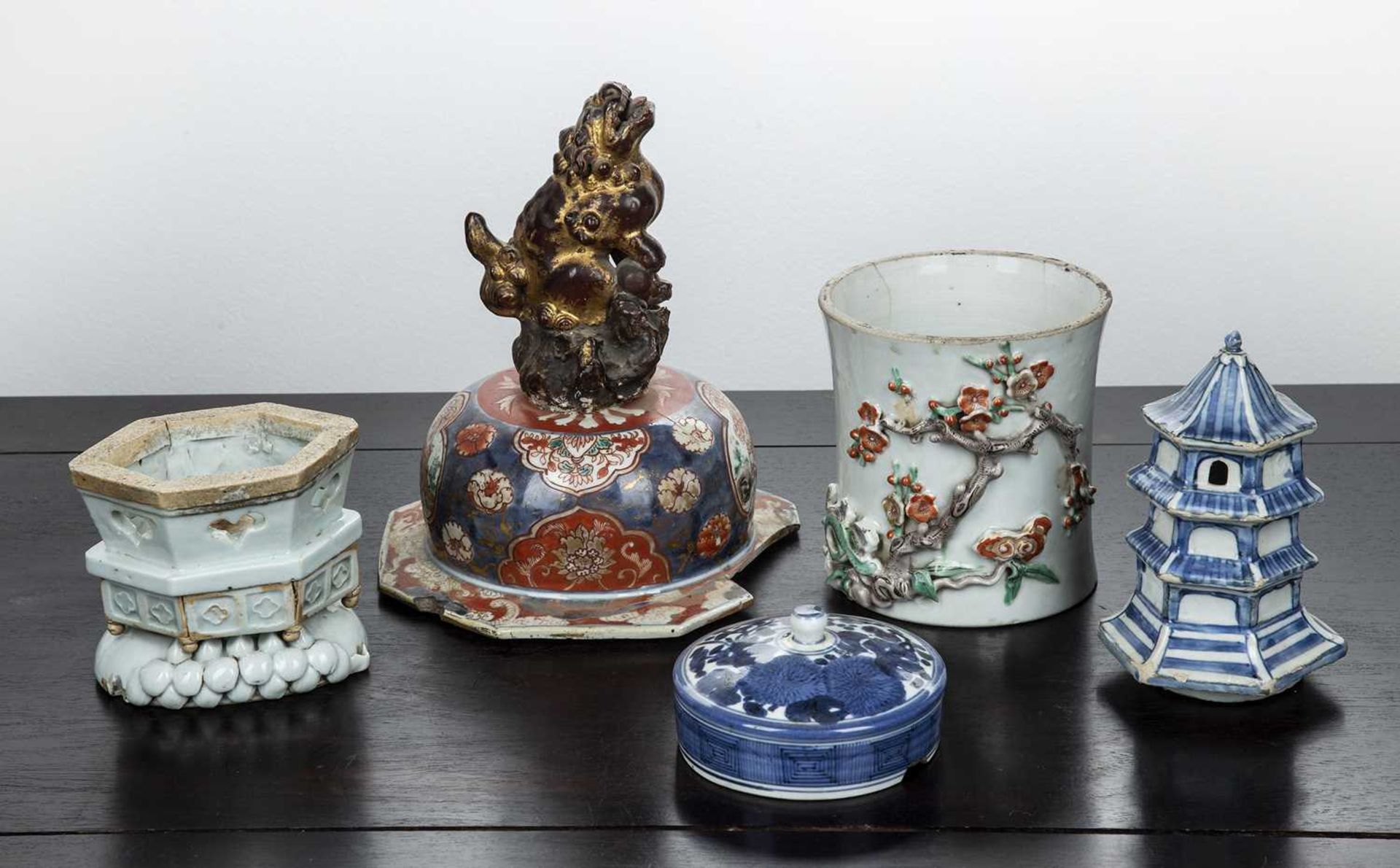 Group of porcelain Chinese and Japanese, 18th Century and later comprising of a large Imari lid