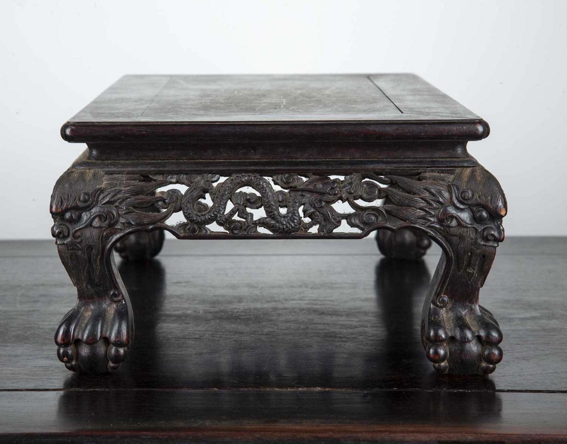 Hardwood rectangular table top stand Chinese, late 19th/ early 20th Century with carved dragon - Bild 2 aus 4