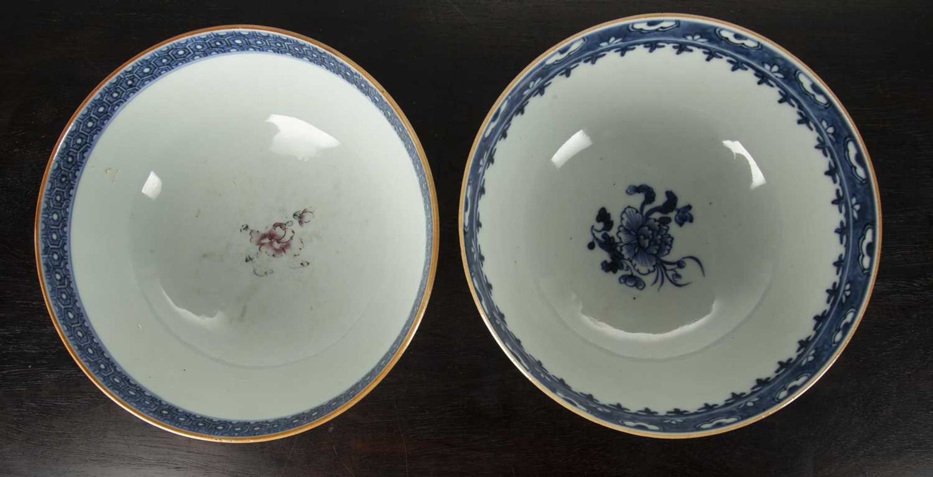 Two Mandarin porcelain bowls Chinese, late 18th Century each painted with panels of figures and - Bild 3 aus 4