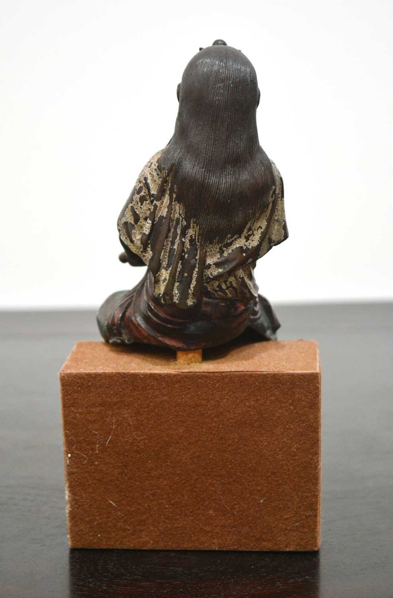 Bronze figure of a seated Boddhisattva Japanese, early Edo holding a sword in her right-hand - Image 3 of 6