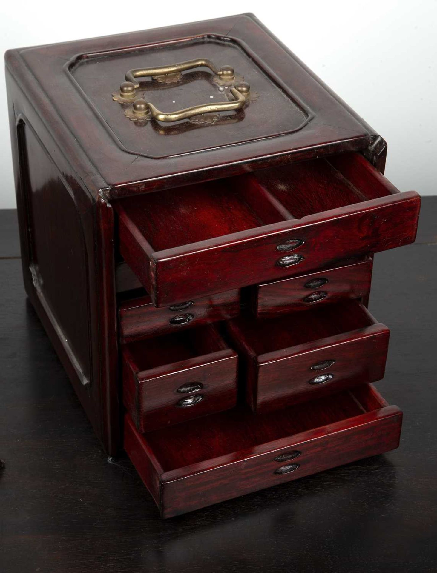 Hardwood table top cabinet Chinese fitted with small drawers enclosed by a sliding front, 20cm - Bild 3 aus 4