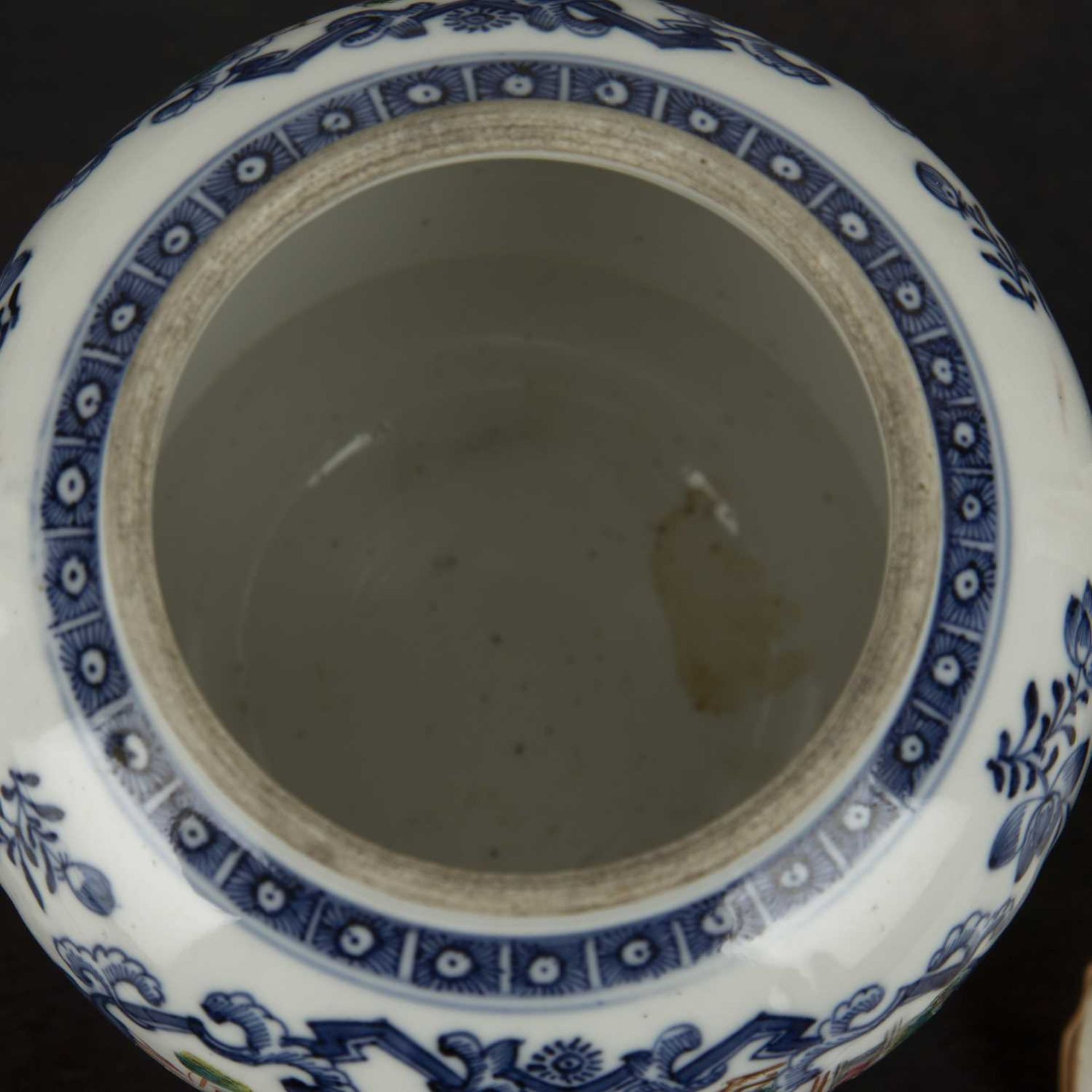 Mandarin porcelain teapot Chinese, 18th Century painted with blue framed panels of figures, 22.5cm x - Bild 4 aus 4