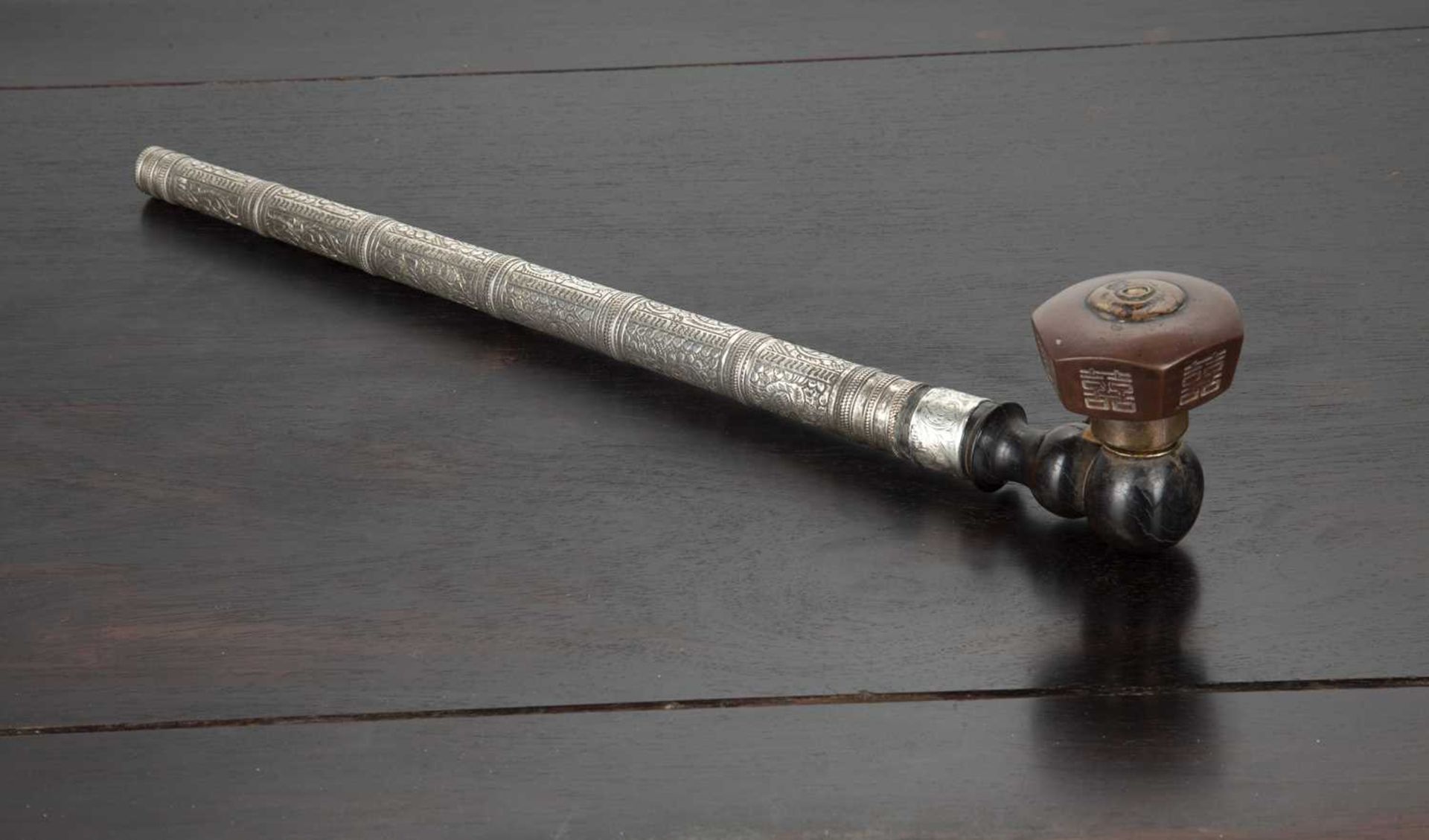 Opium pipe Thailand, early 20th Century with tapering white metal engraved stem, and with - Bild 2 aus 4