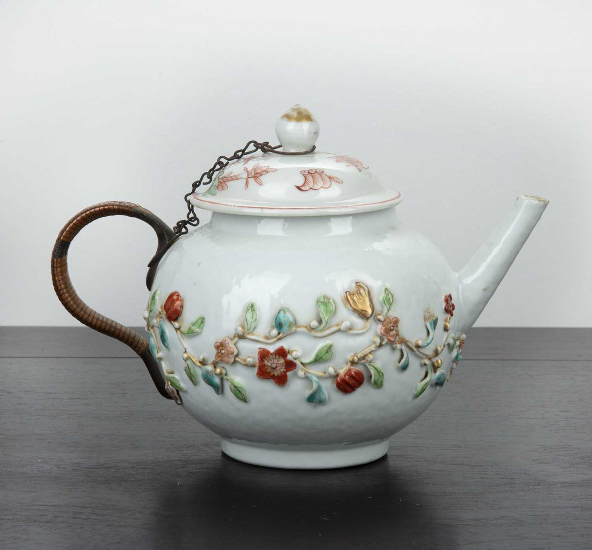 White ground porcelain ovoid teapot Chinese, 18th Century with a trailing band of raised fruit and - Bild 2 aus 3