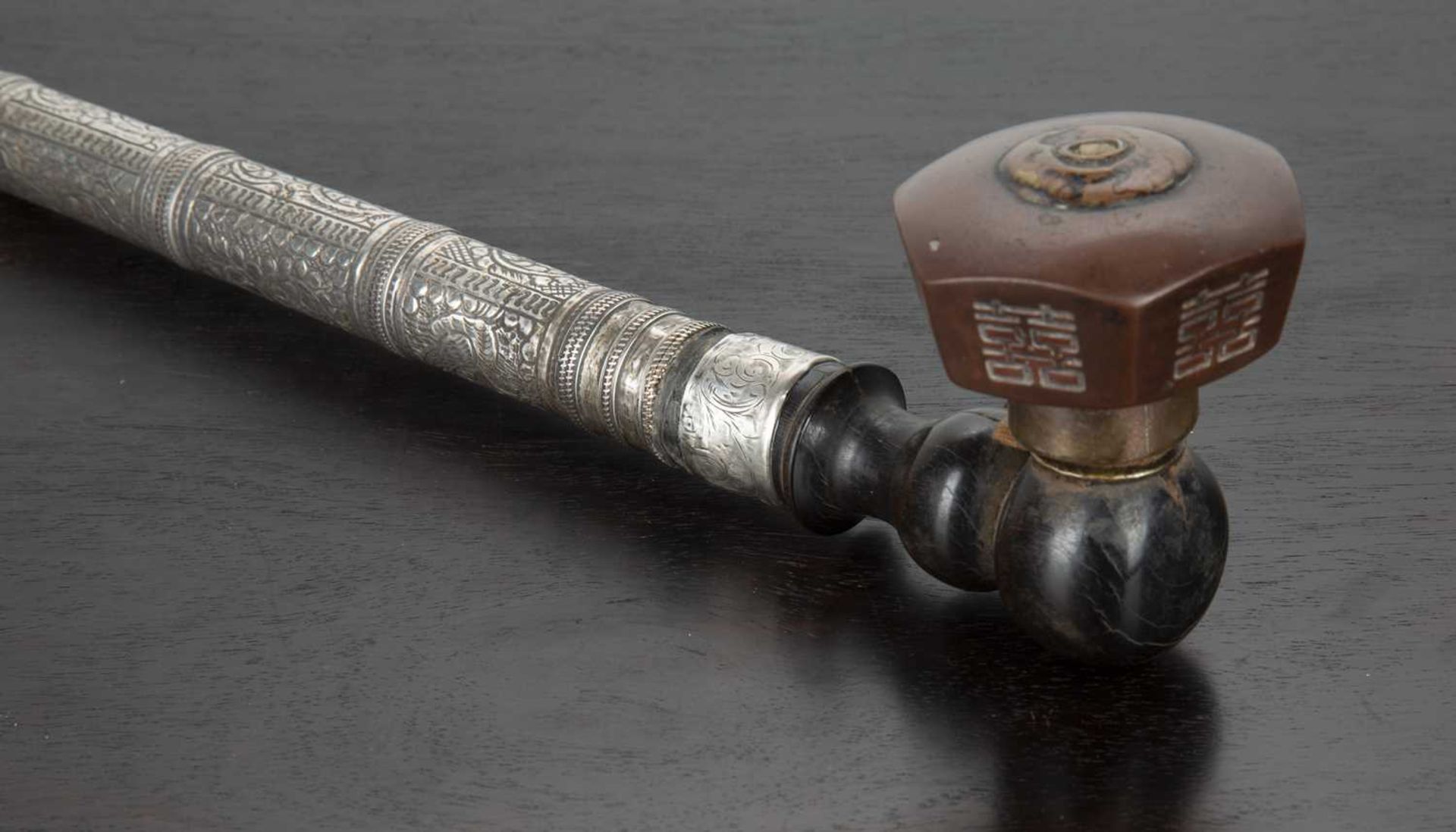 Opium pipe Thailand, early 20th Century with tapering white metal engraved stem, and with - Bild 3 aus 4