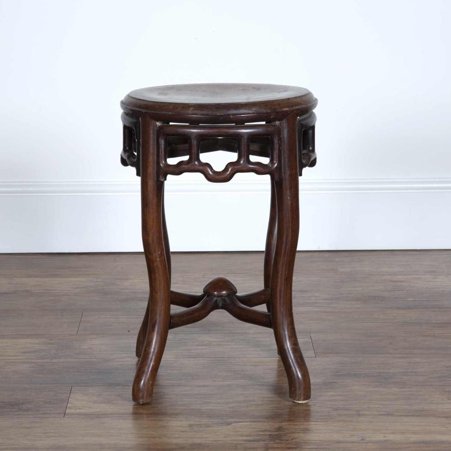 Hardwood stand/stool Chinese, late 19th Century with openwork frieze on shaped supports with - Bild 4 aus 5