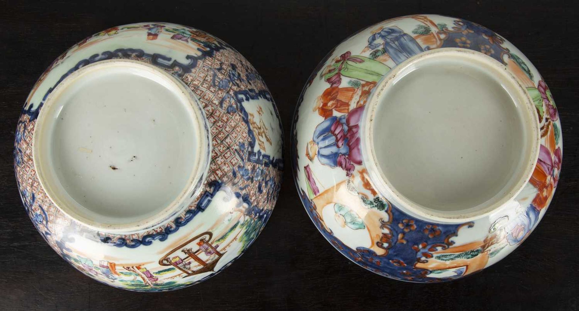Two Mandarin porcelain bowls Chinese, late 18th Century each painted with panels of figures and - Bild 4 aus 4