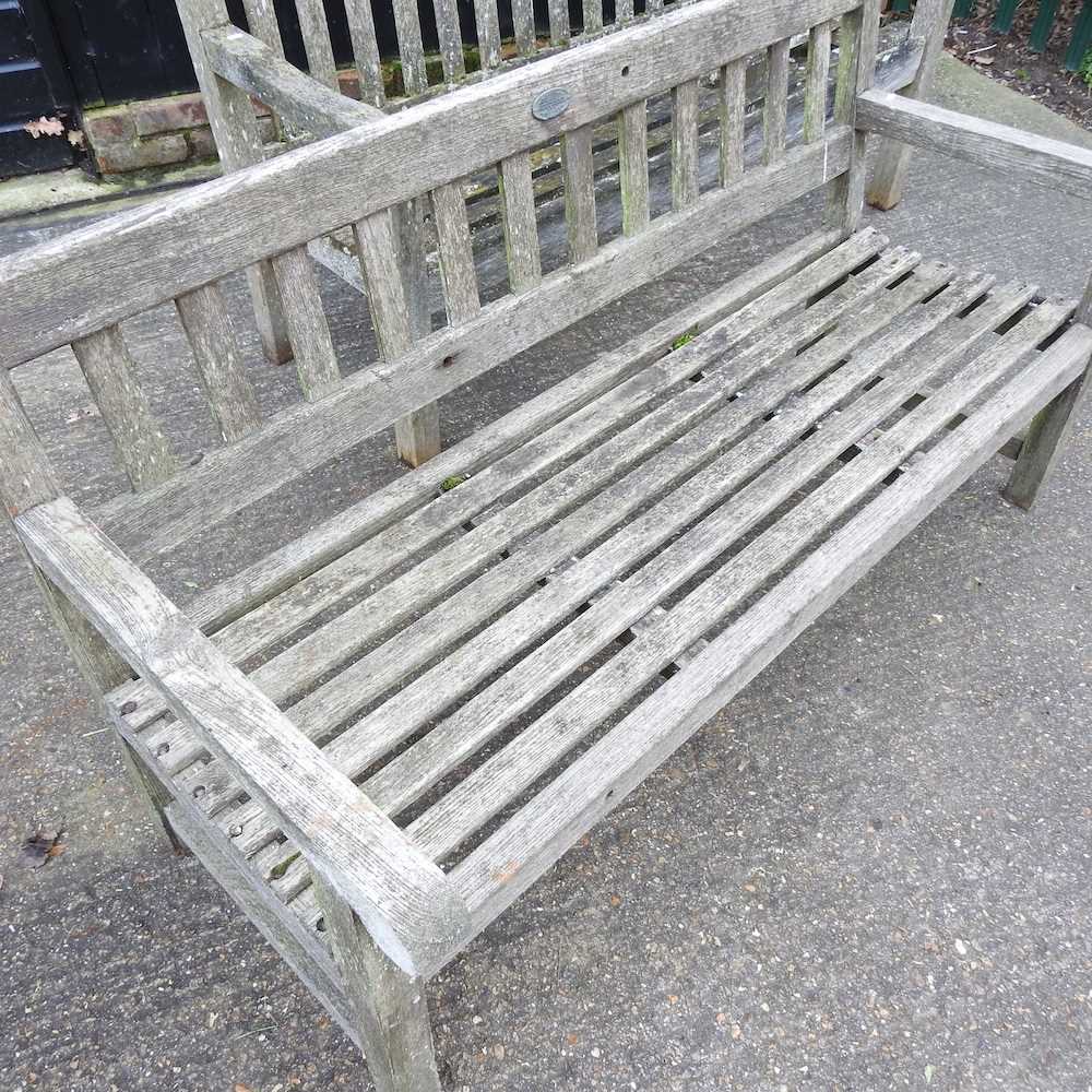 A hardwood slatted garden bench - Image 2 of 5