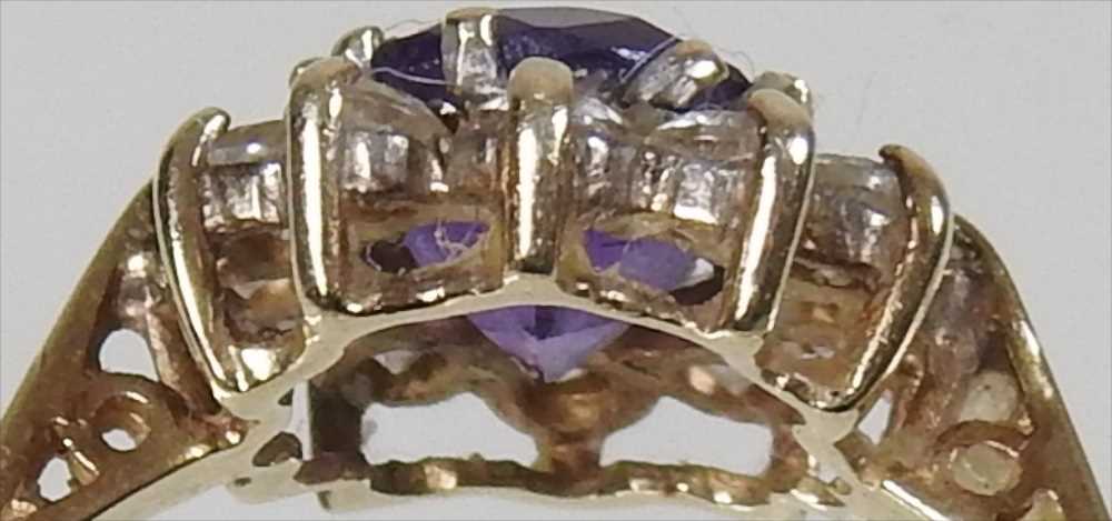 A 9 carat gold cluster ring - Image 8 of 10