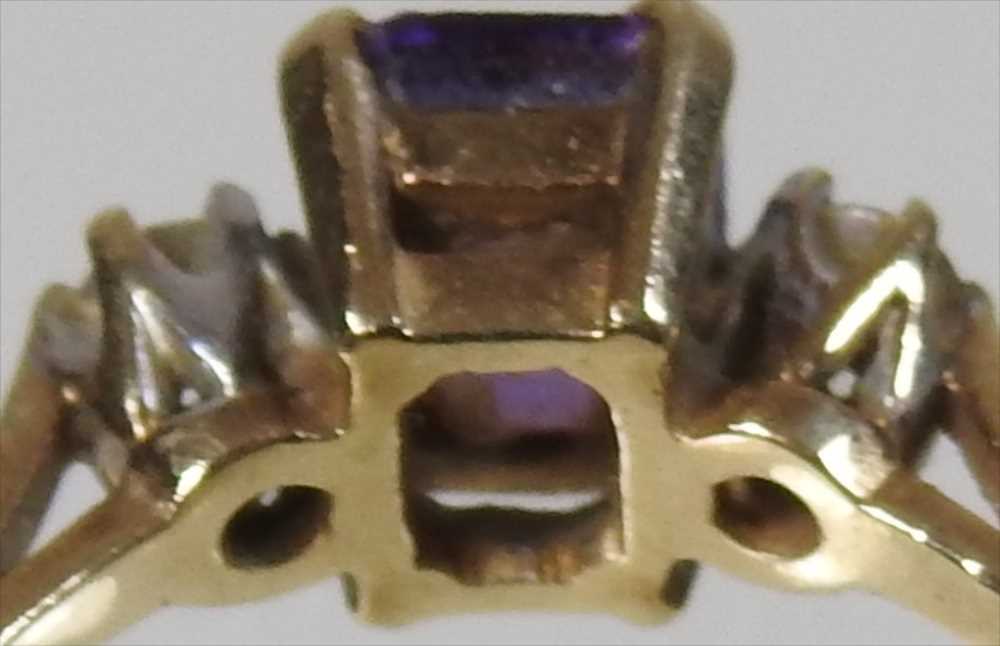 A 9 carat gold cluster ring - Image 4 of 10