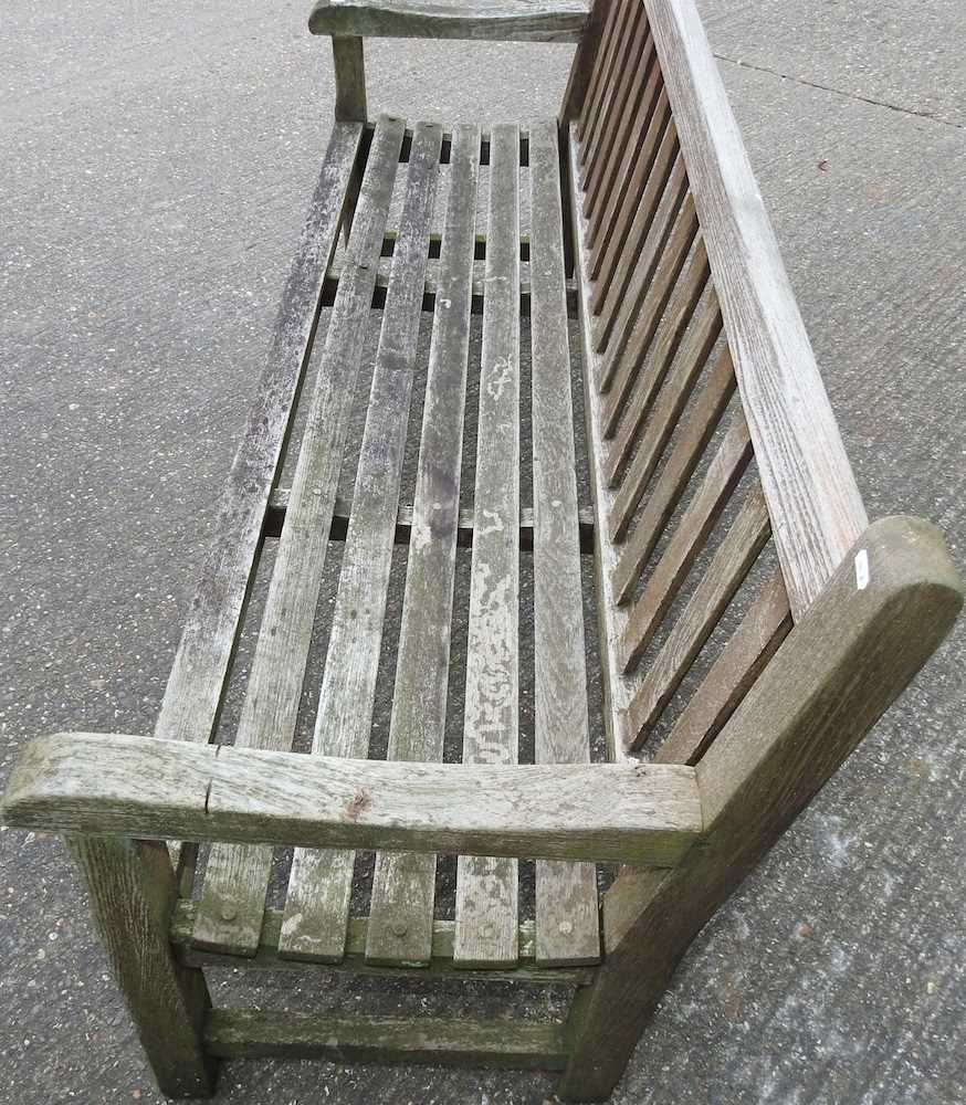 A hardwood slatted garden bench - Image 3 of 3