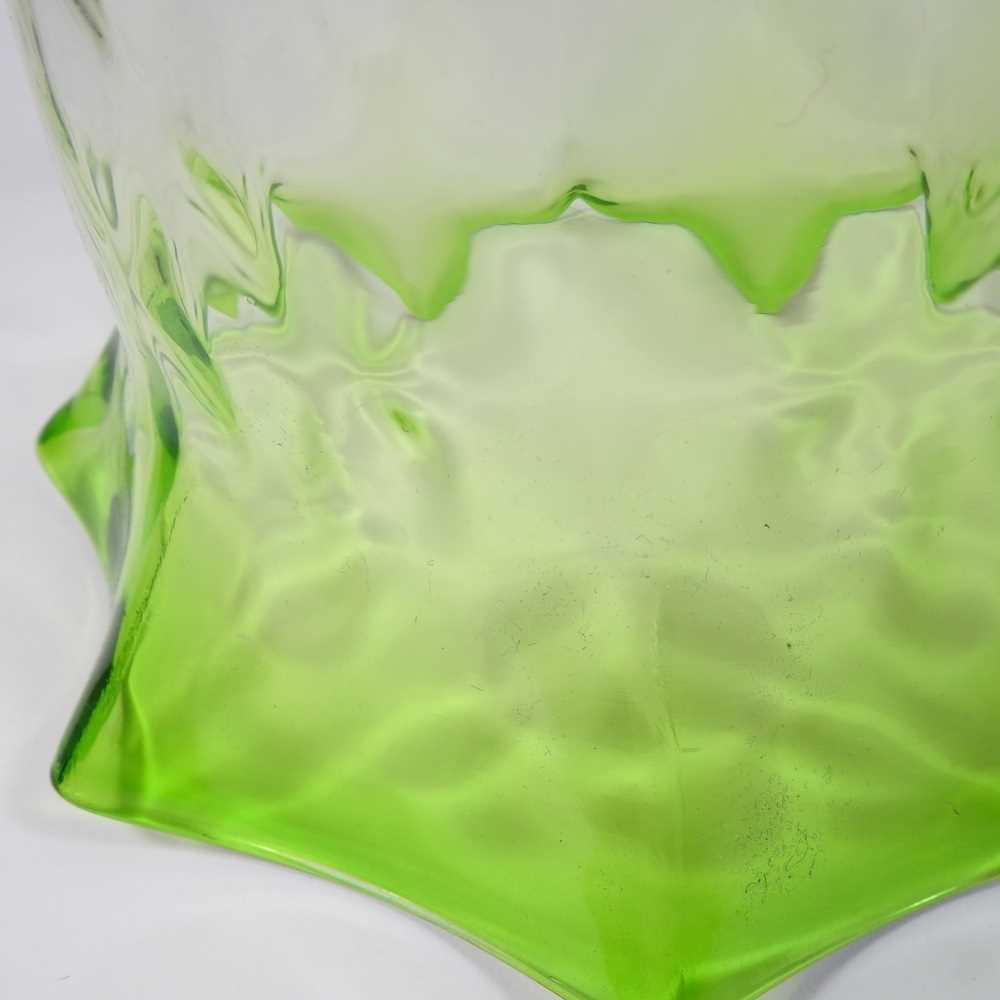 A glass oil lamp shade - Image 3 of 4