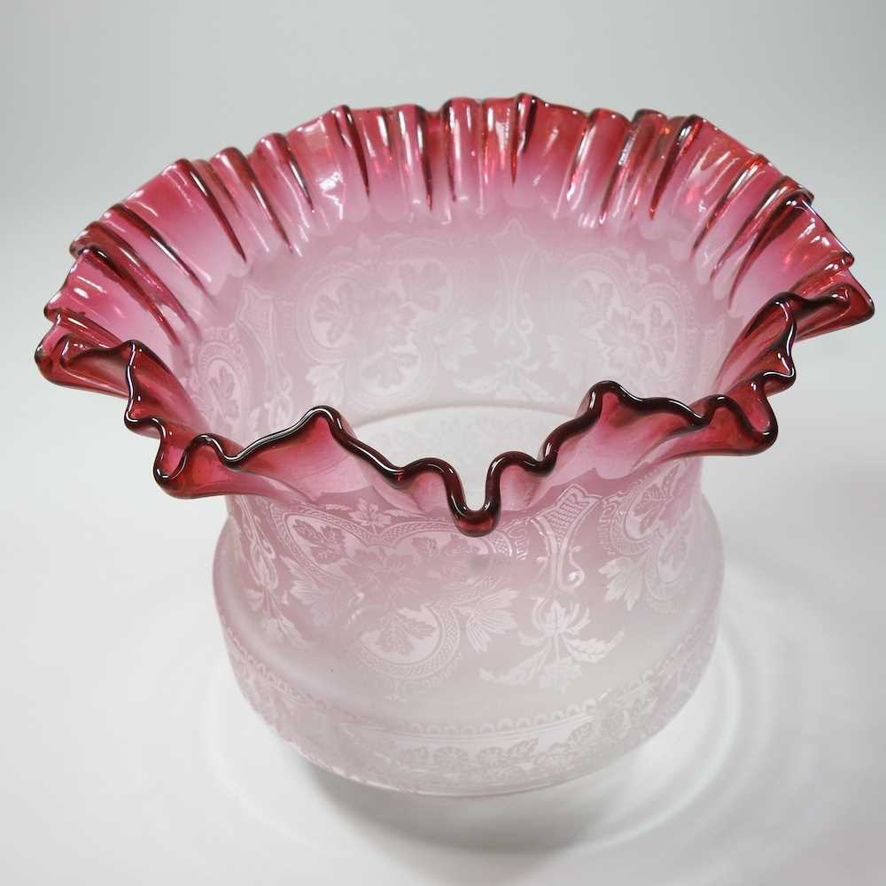 A pink glass oil lamp shade - Image 3 of 3