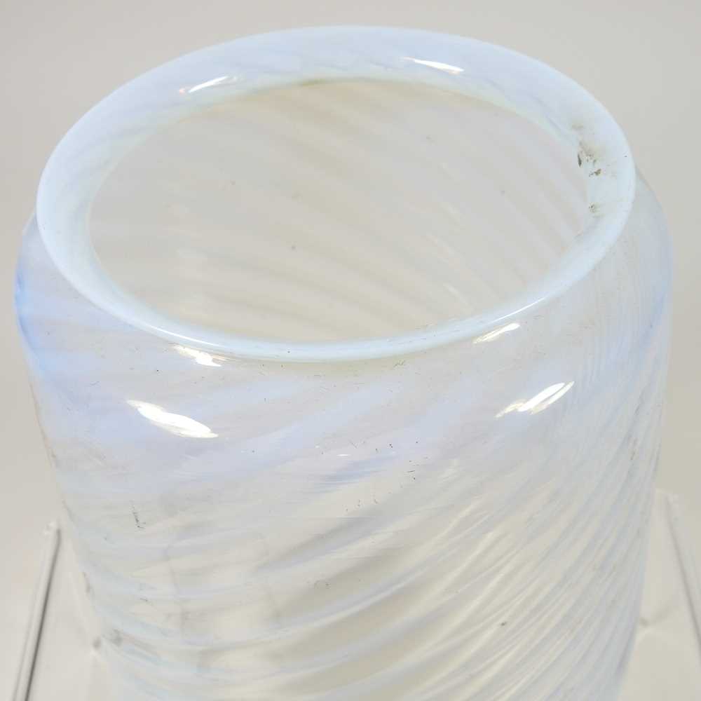 A vaseline glass oil lamp shade - Image 3 of 6