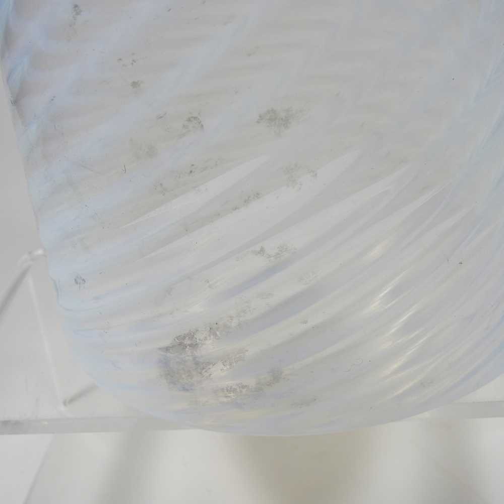 A vaseline glass oil lamp shade - Image 5 of 6