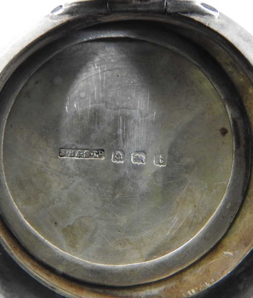 A silver cream jug - Image 15 of 15