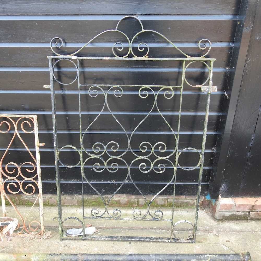 A wrought iron garden gate - Image 2 of 5