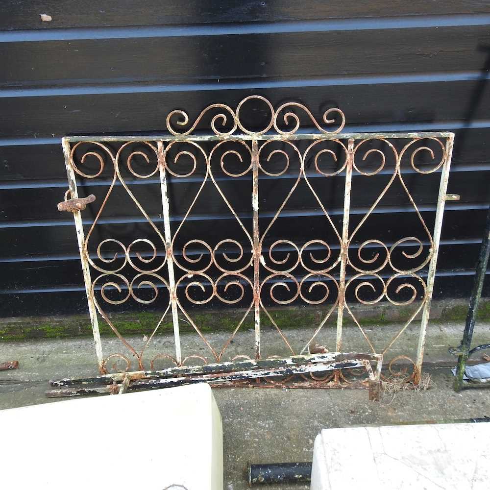 A wrought iron garden gate - Image 3 of 5