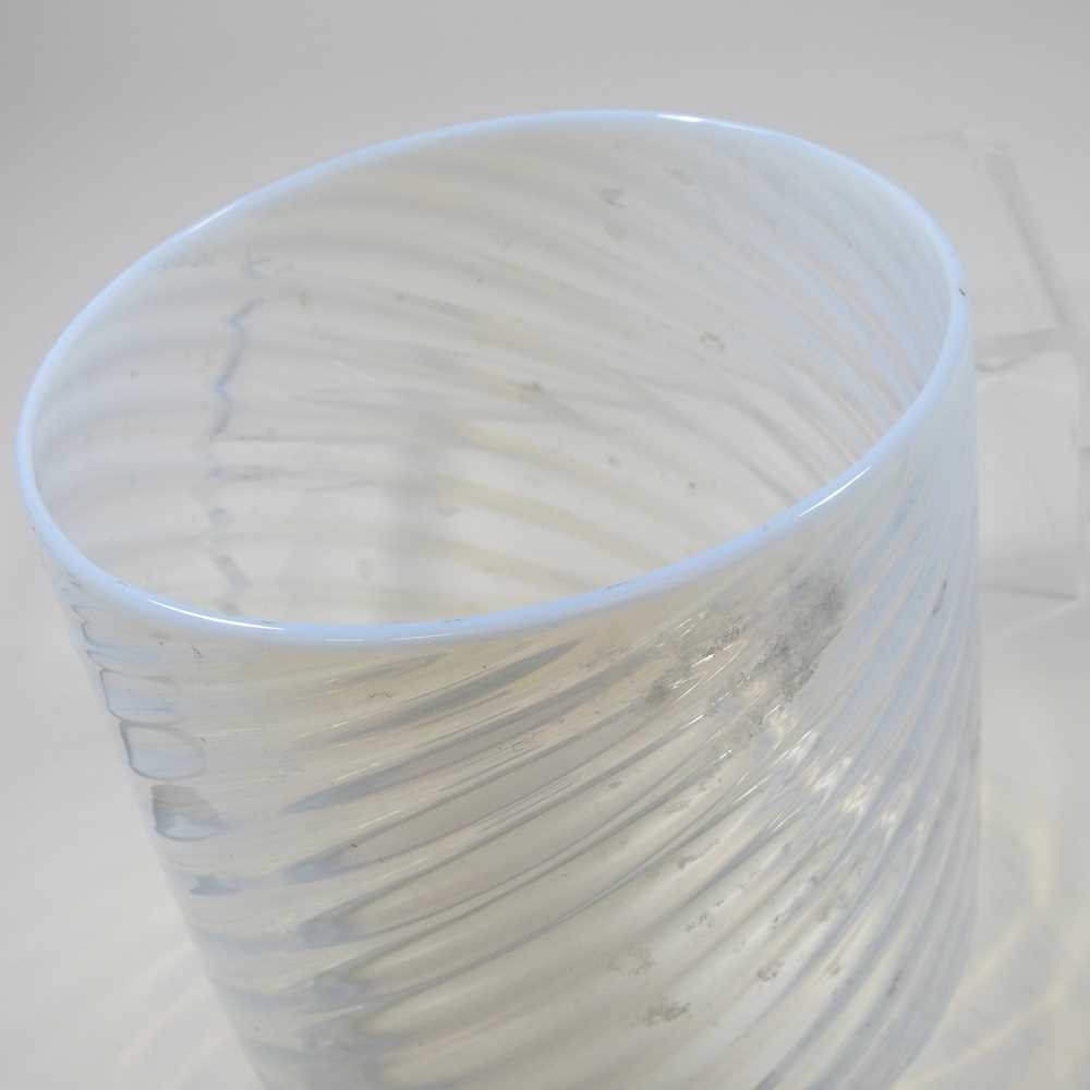 A vaseline glass oil lamp shade - Image 6 of 6