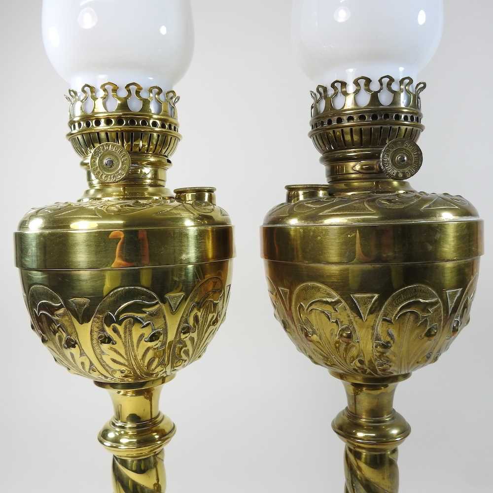 A pair of brass oil lamps - Image 4 of 11