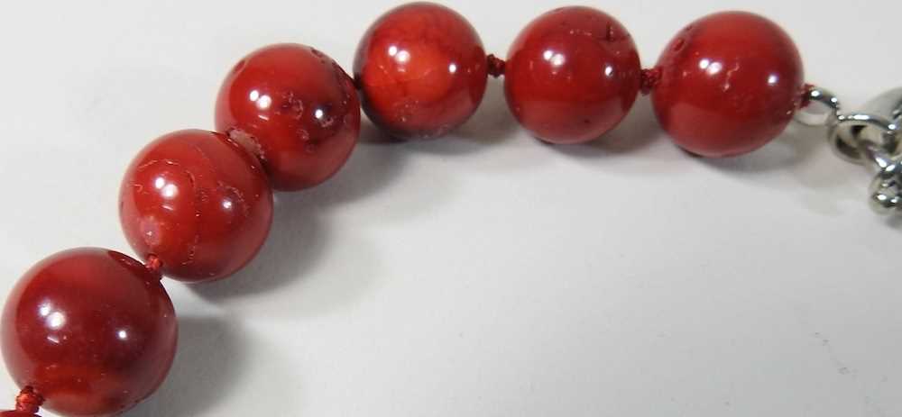 A red bead necklace - Image 3 of 3