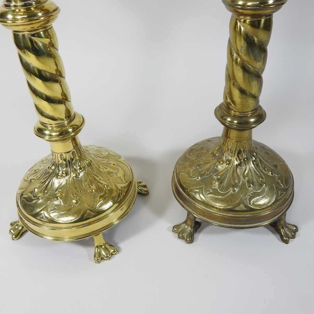 A pair of brass oil lamps - Image 3 of 11