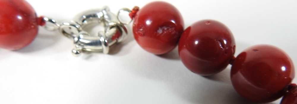 A red bead necklace - Image 2 of 3