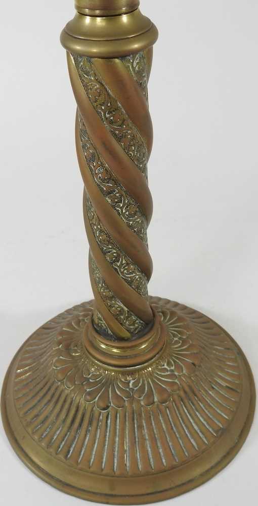 A Victorian oil lamp - Image 3 of 4