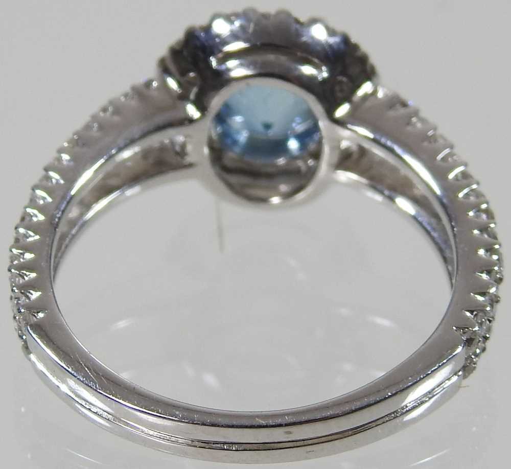 An 18 carat gold aquamarine and diamond ring - Image 3 of 4
