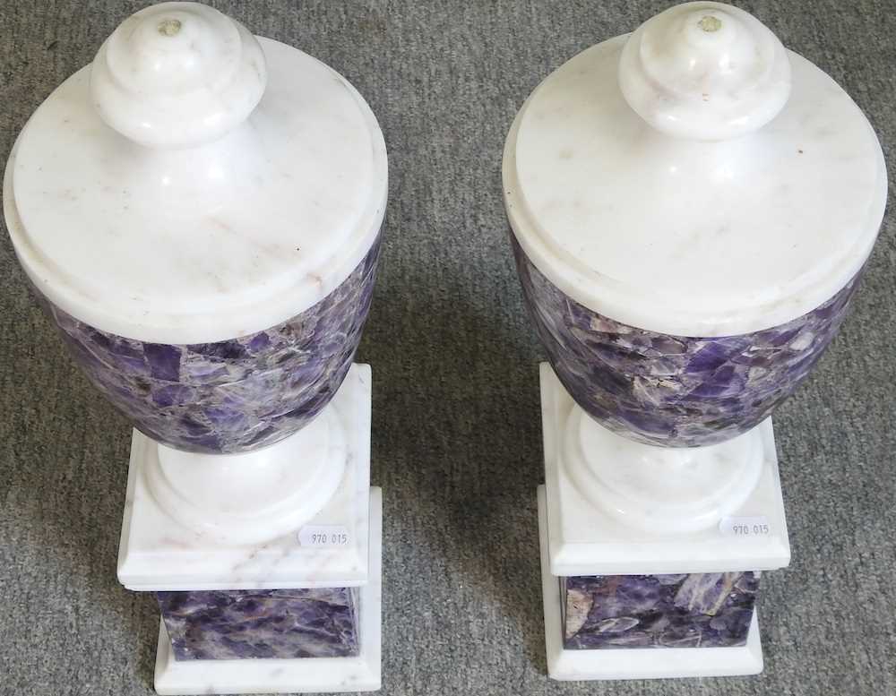 A pair of marble urns - Image 2 of 3