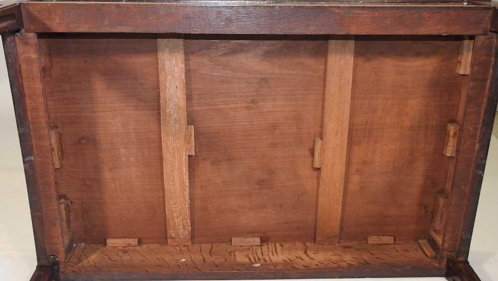 A George III oak and mahogany silver table - Image 9 of 15