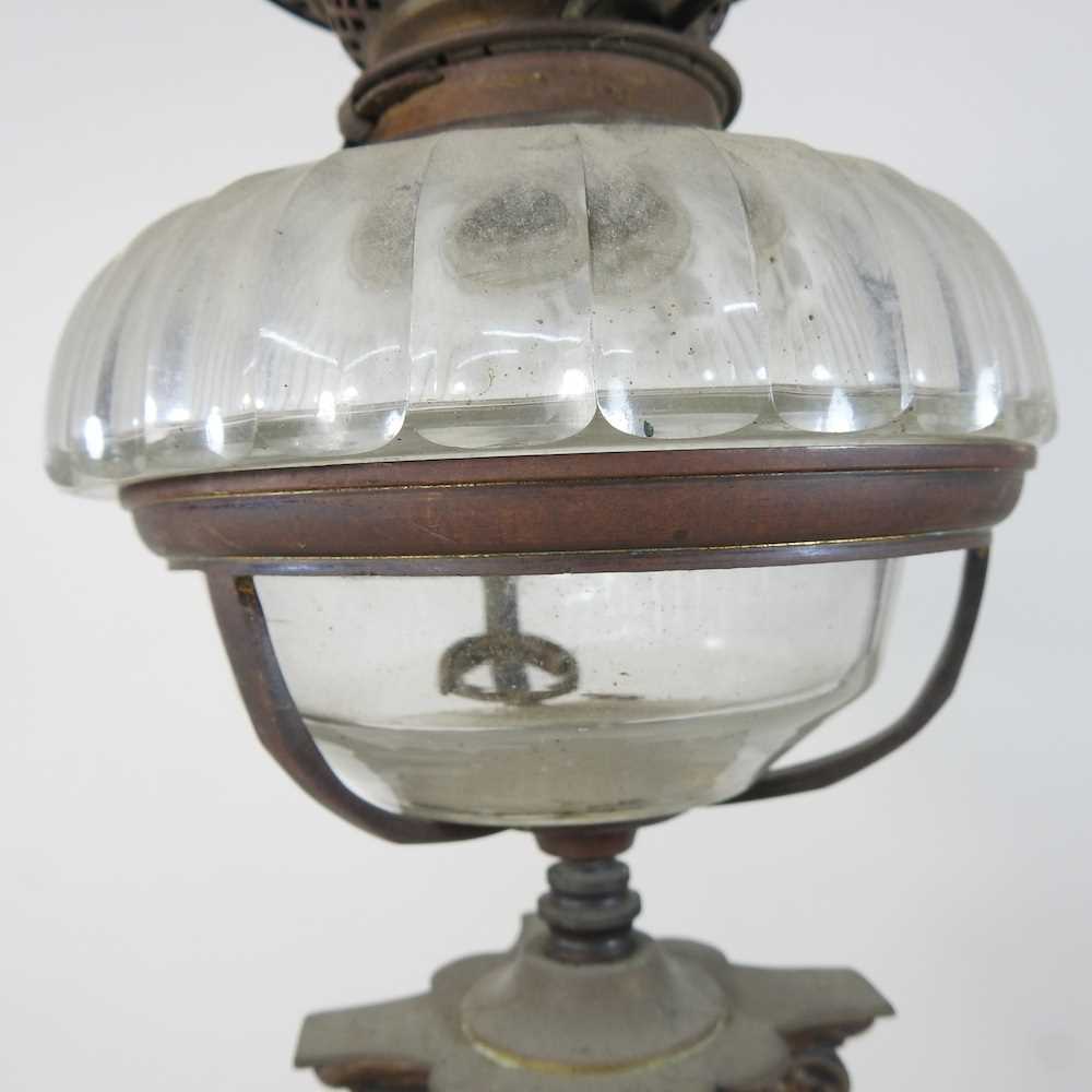 An early 20th century brass oil lamp - Image 4 of 7