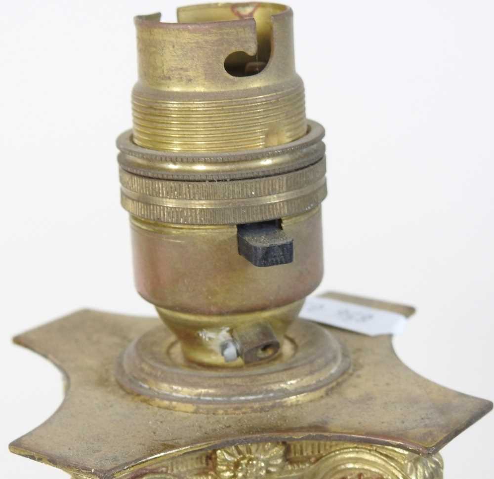 A brass table lamp base - Image 2 of 6
