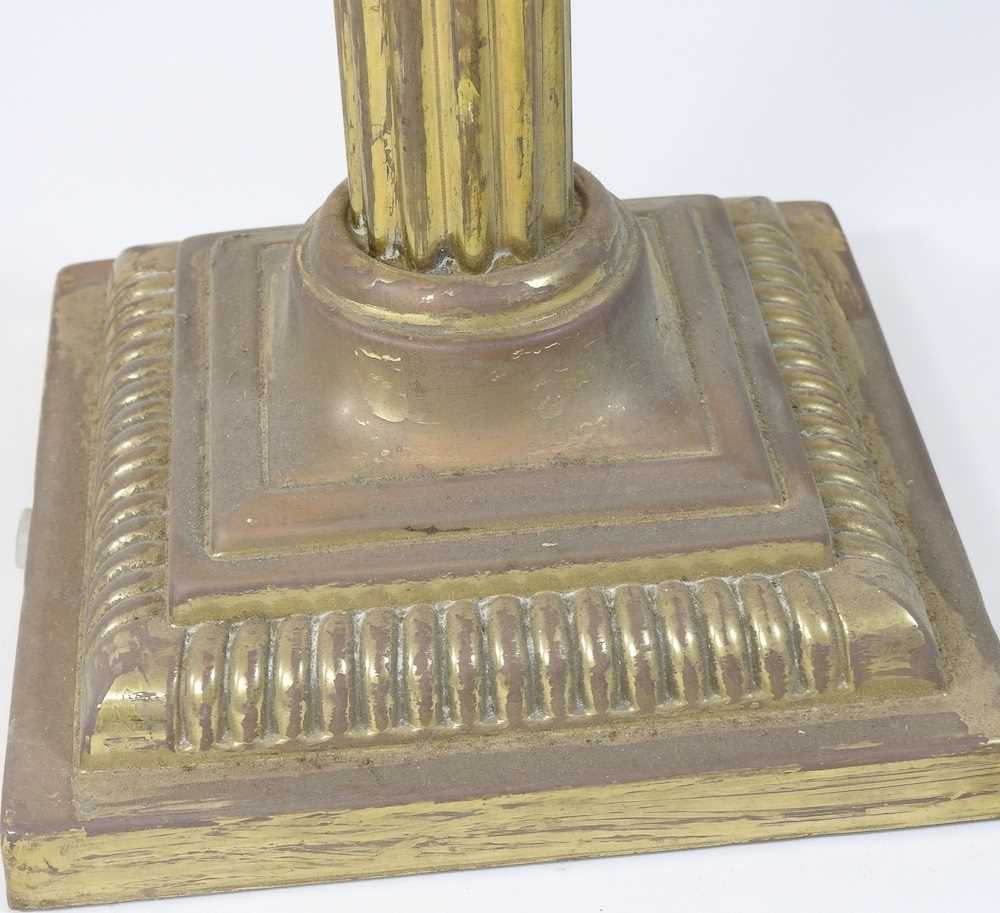 A brass table lamp base - Image 4 of 6