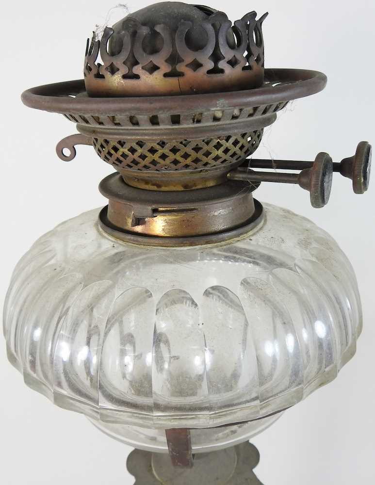 An early 20th century brass oil lamp - Image 2 of 7