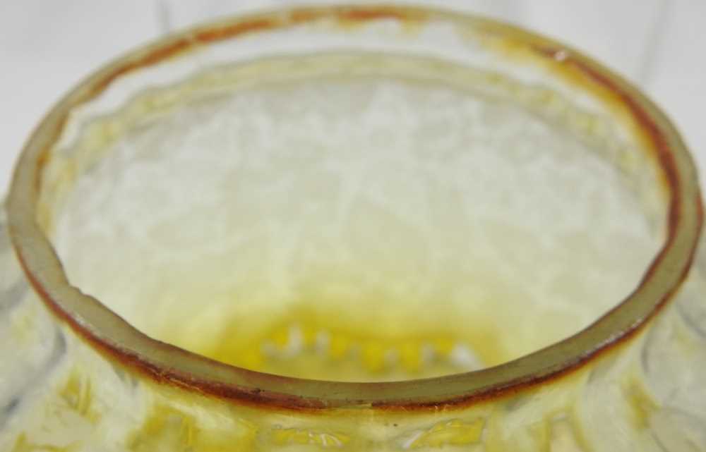 A small yellow glass oil lamp shade - Image 4 of 5