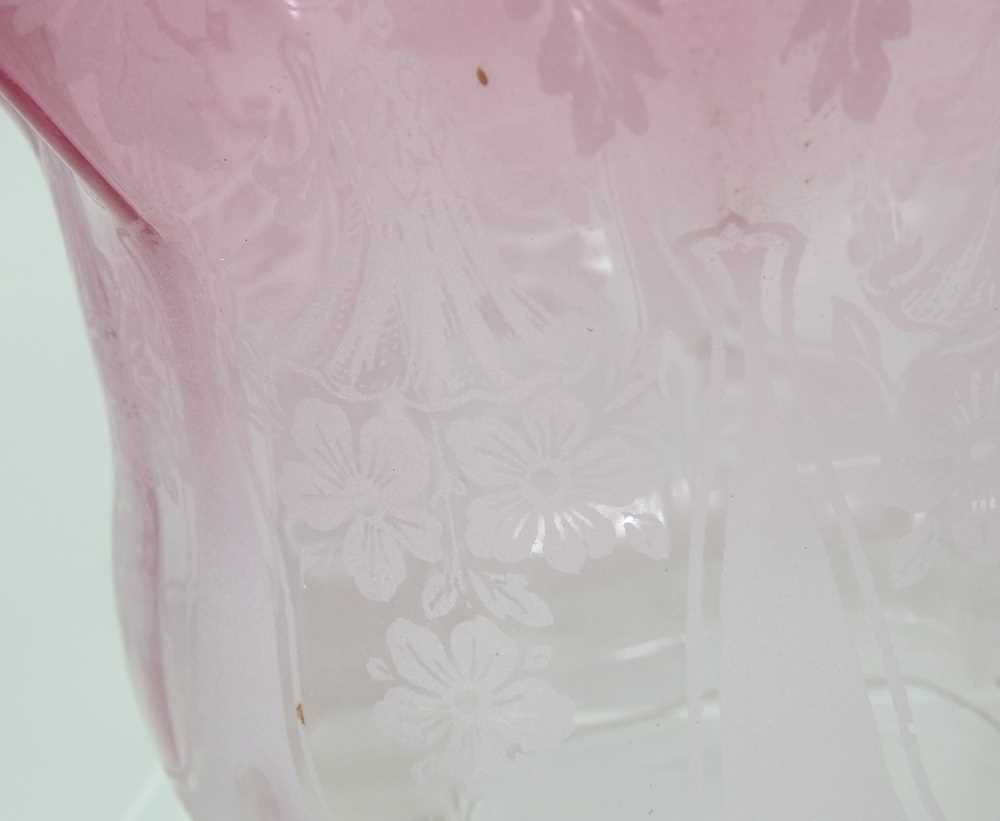 A glass oil lamp shade - Image 2 of 4